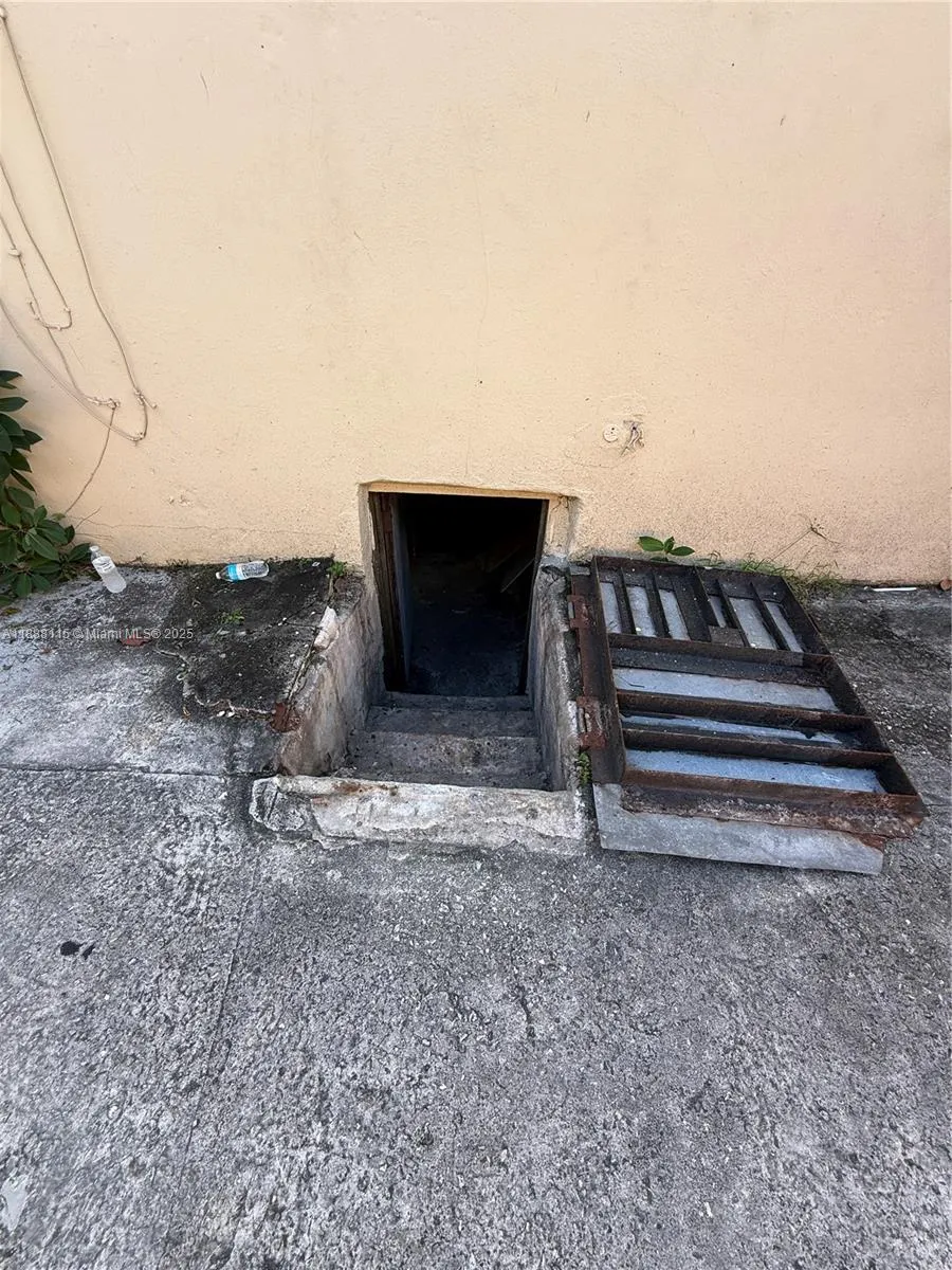 810 NW 24th Ct
