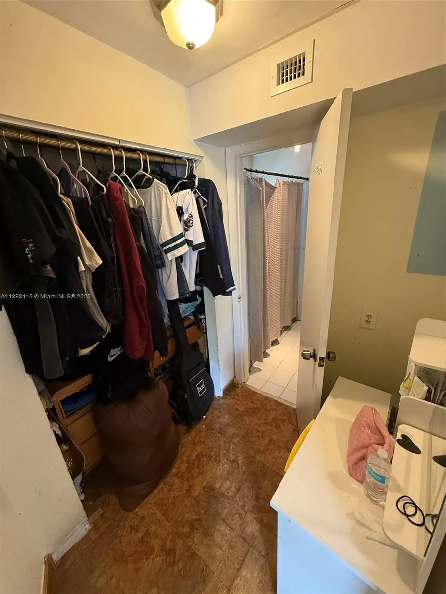 810 NW 24th Ct