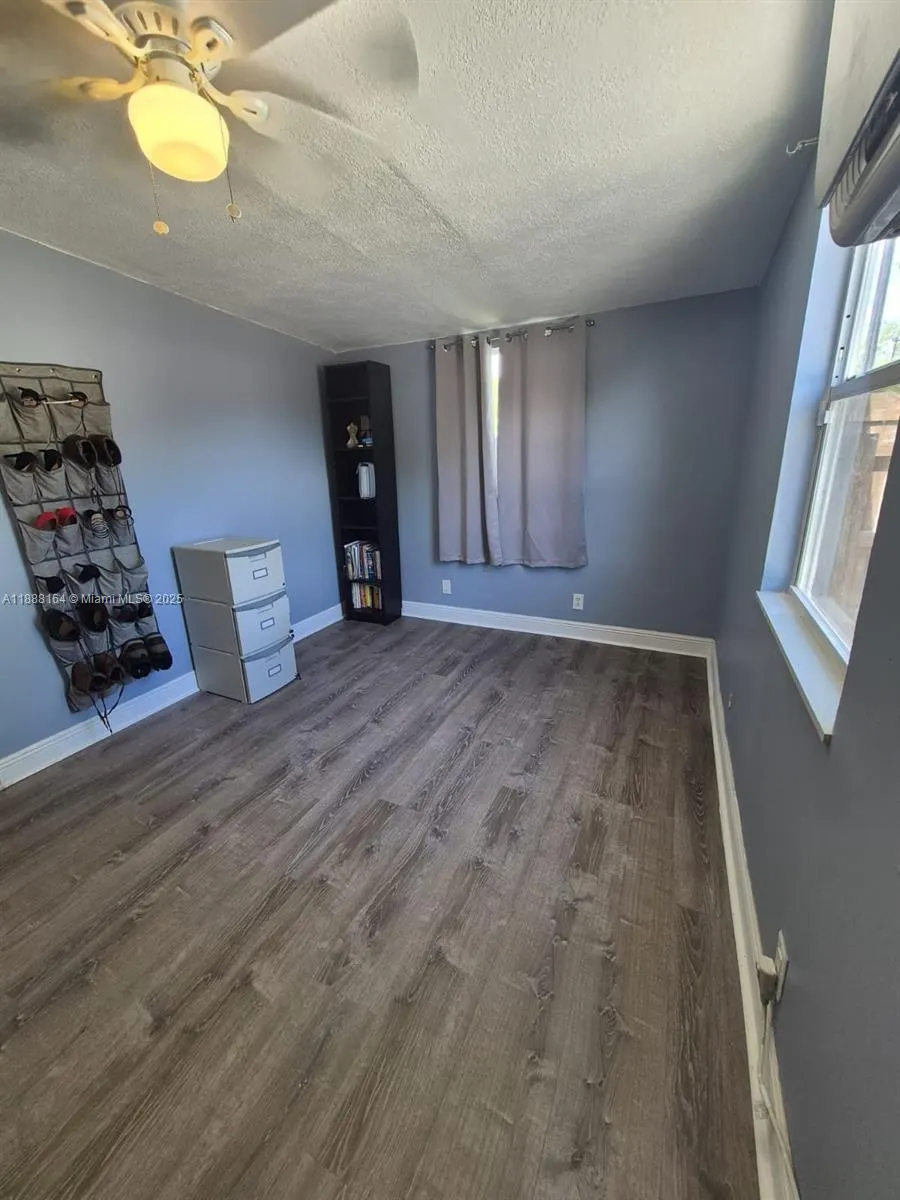 5240 NE 16th Ter
