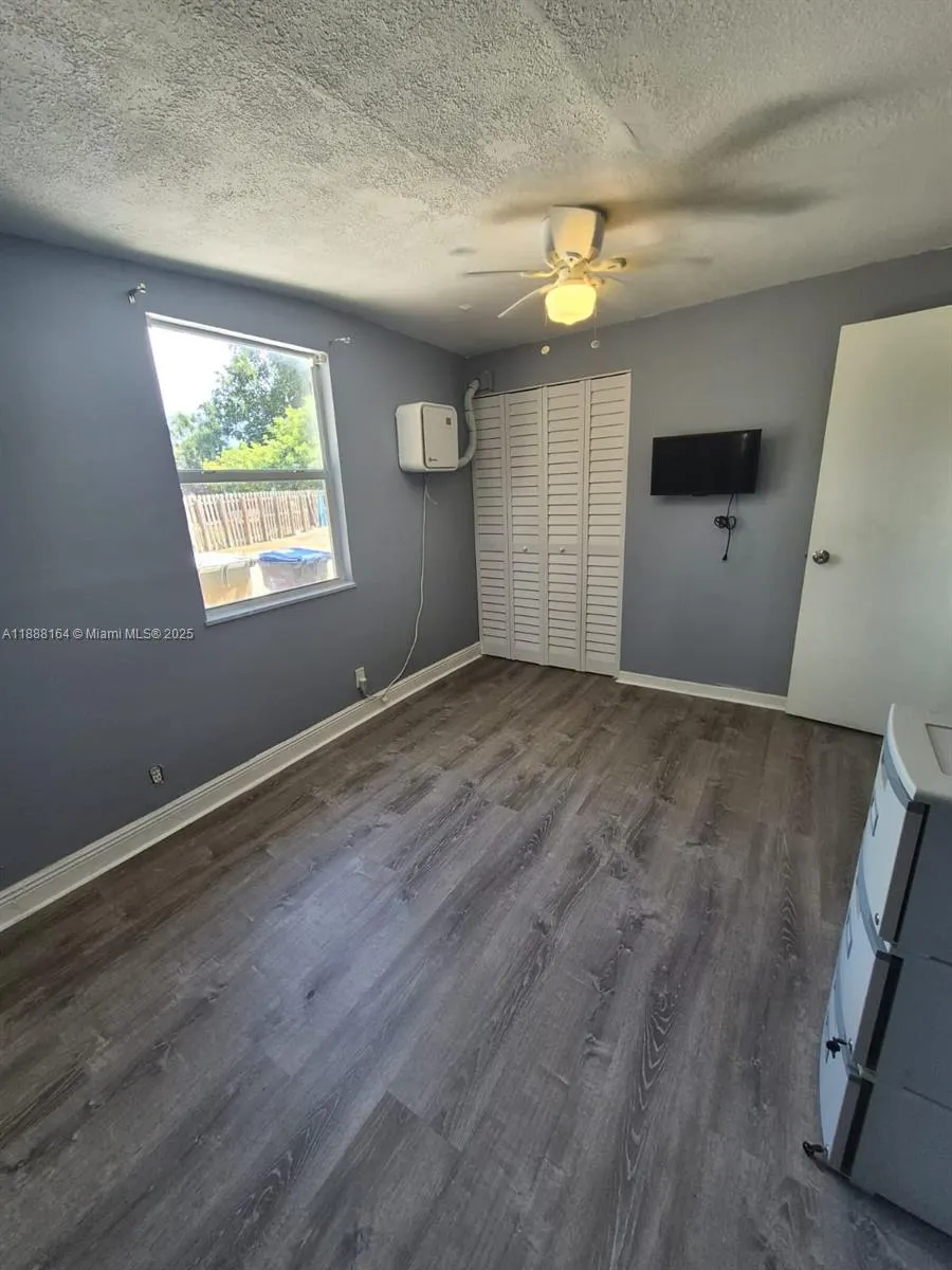 5240 NE 16th Ter