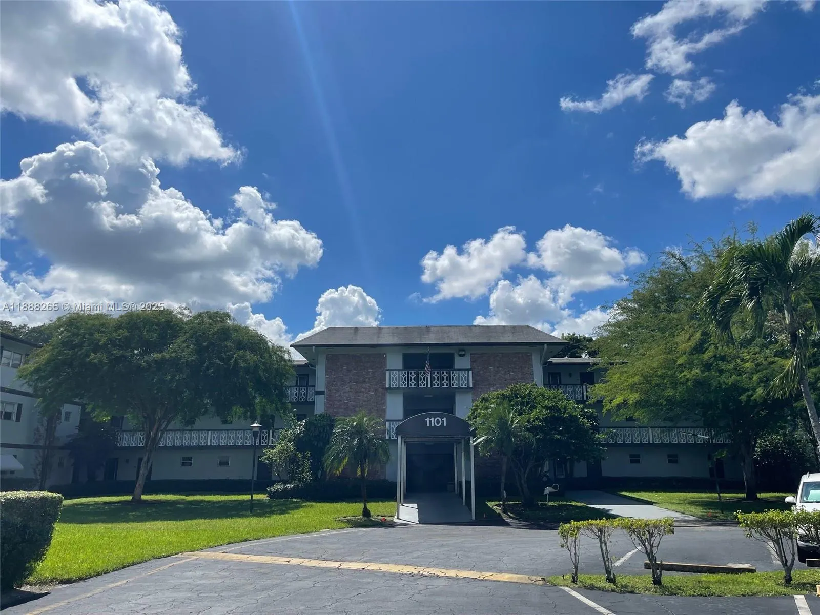 1101 Hillcrest Ct, #307