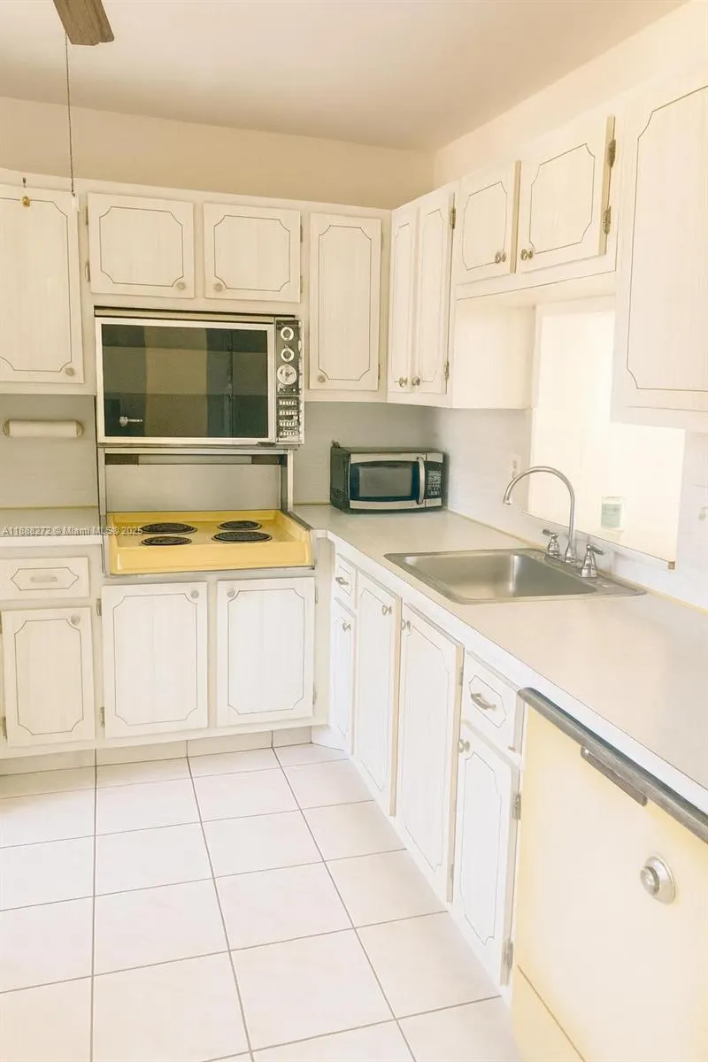 610 NE 12th Ave, #308