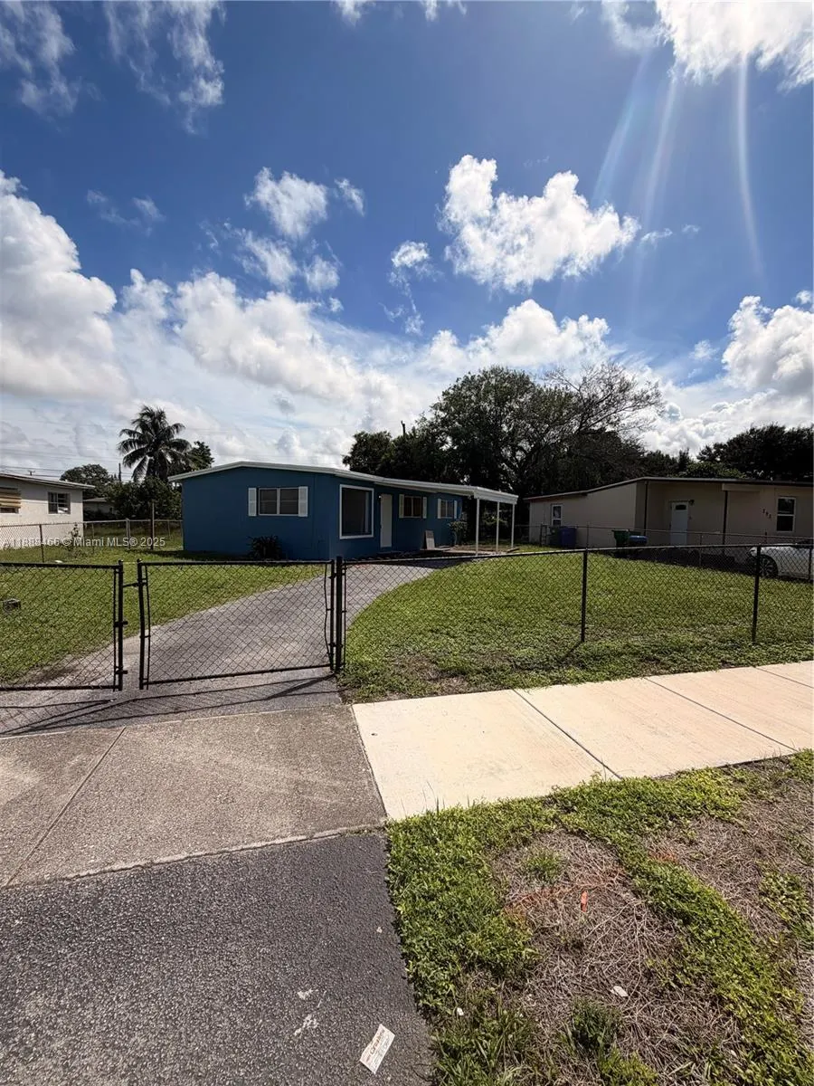 318 NW 30th Ter