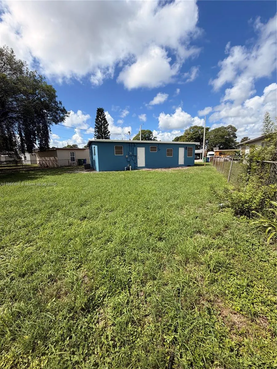 318 NW 30th Ter