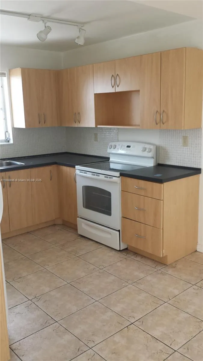 2750 NE 183rd St, #2305