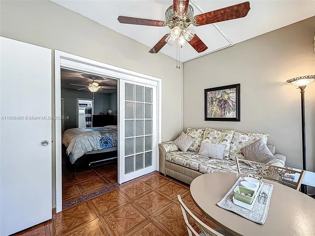 5001 NW 34th St, #205