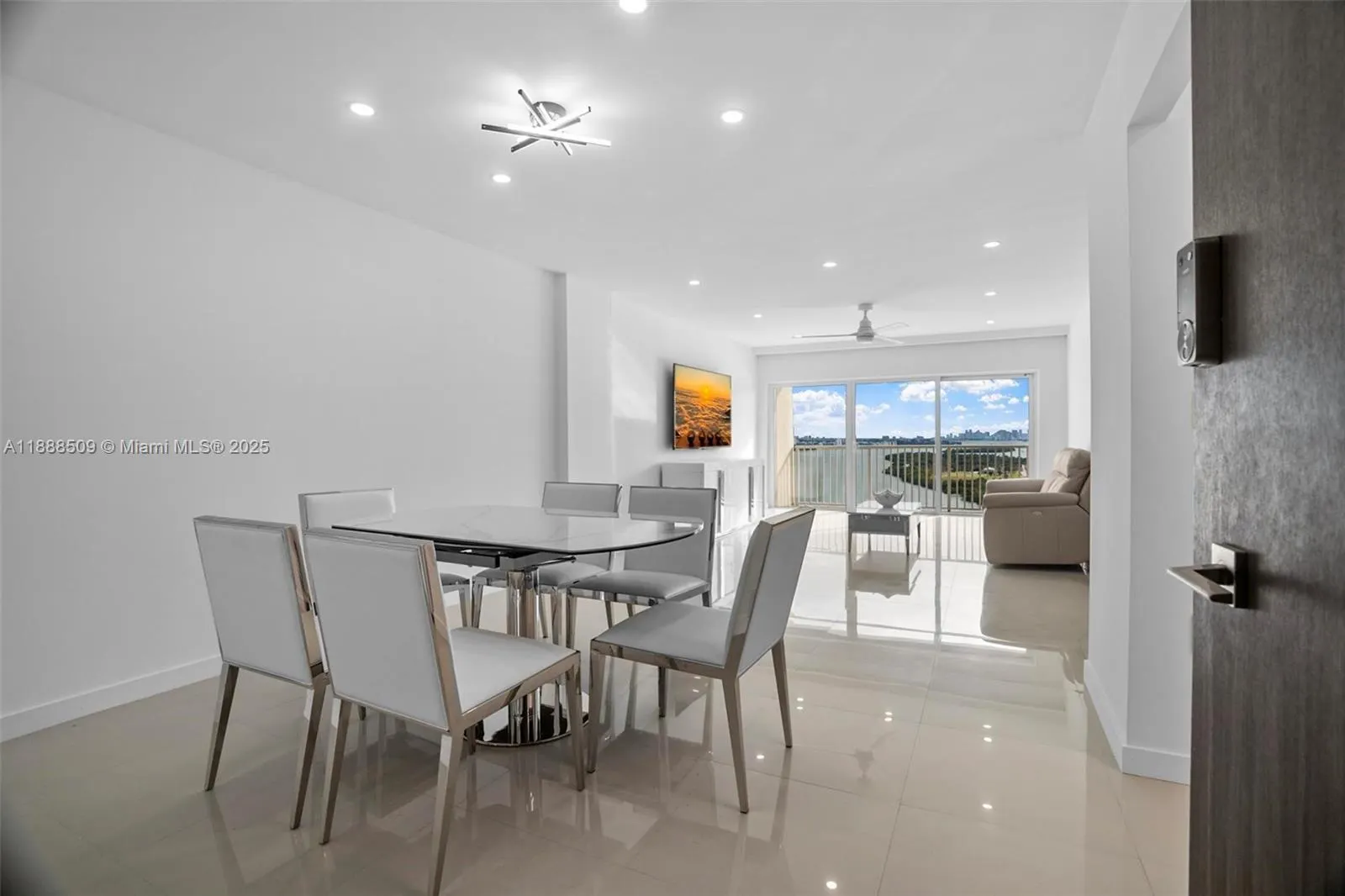 300 Bayview Dr, #2108