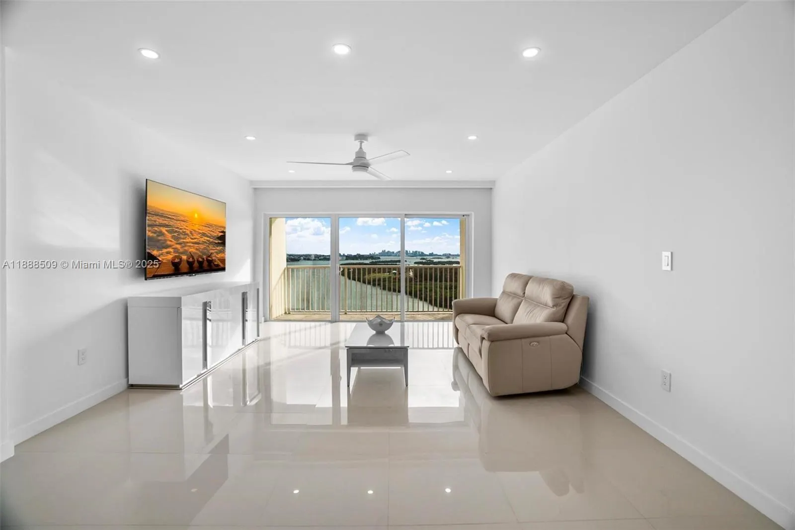 300 Bayview Dr, #2108