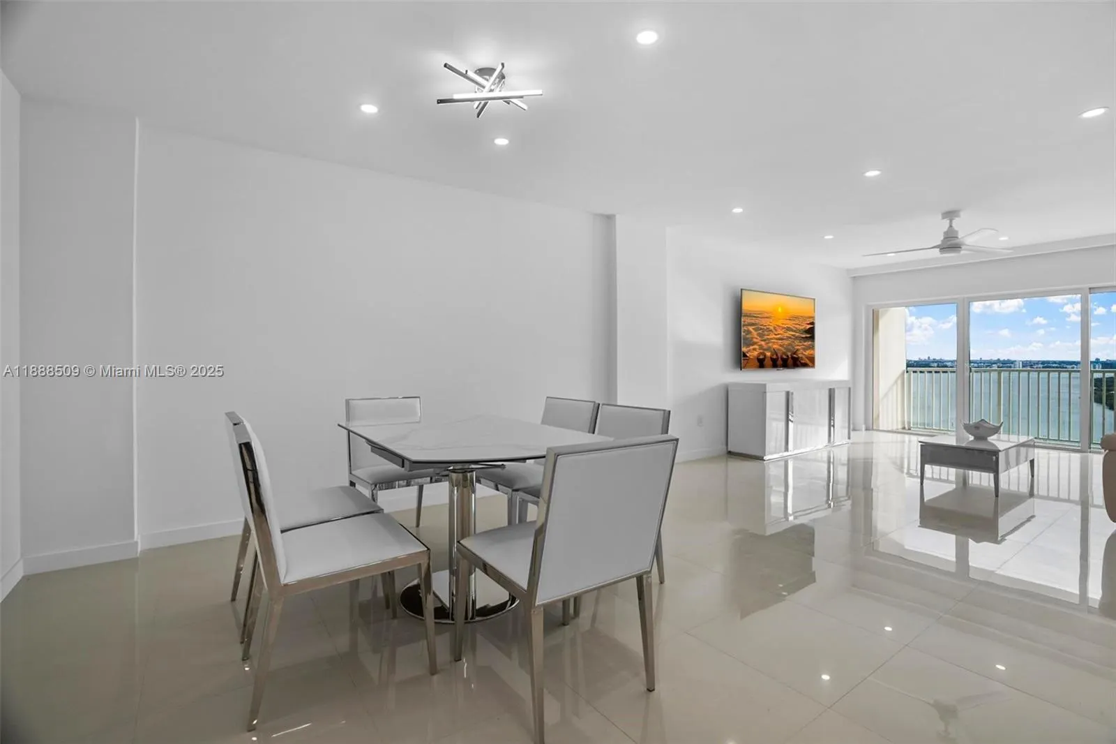 300 Bayview Dr, #2108
