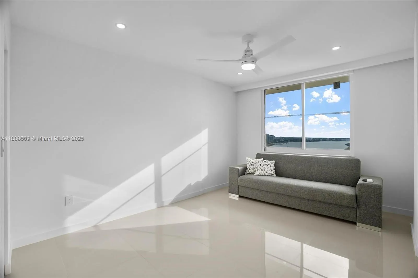 300 Bayview Dr, #2108