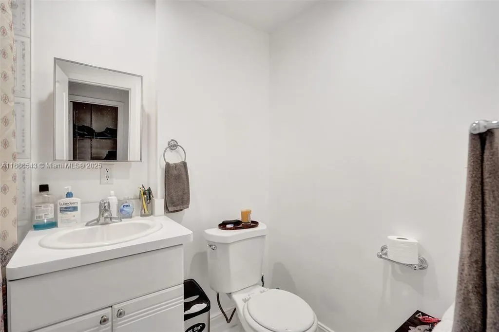 820 Euclid Ave, #104