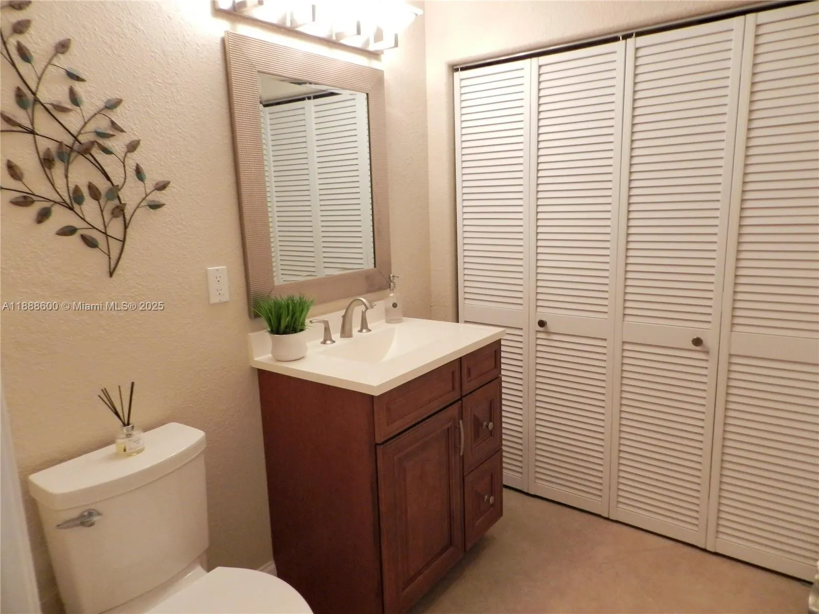 210 La Costa Ct