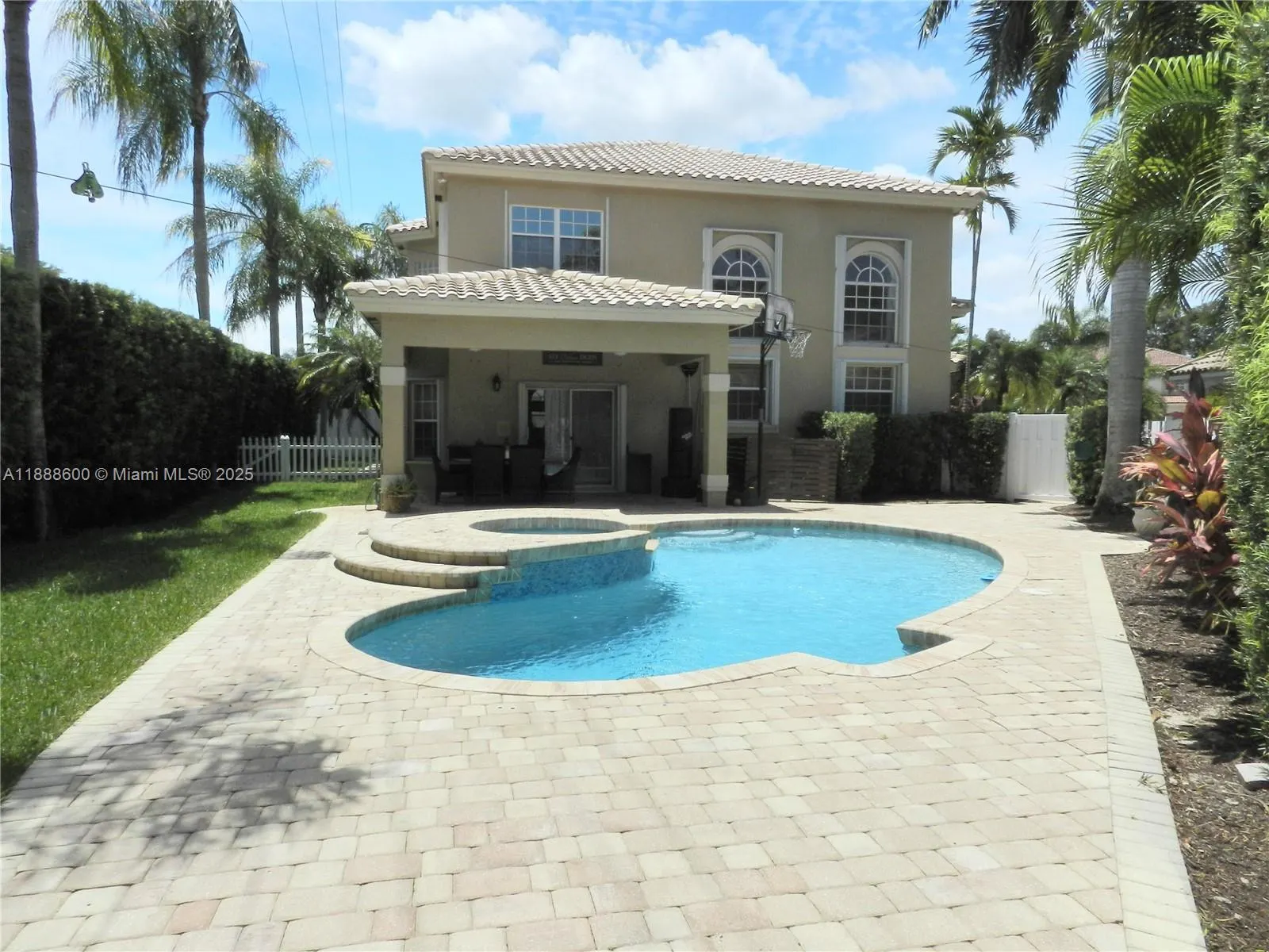 210 La Costa Ct