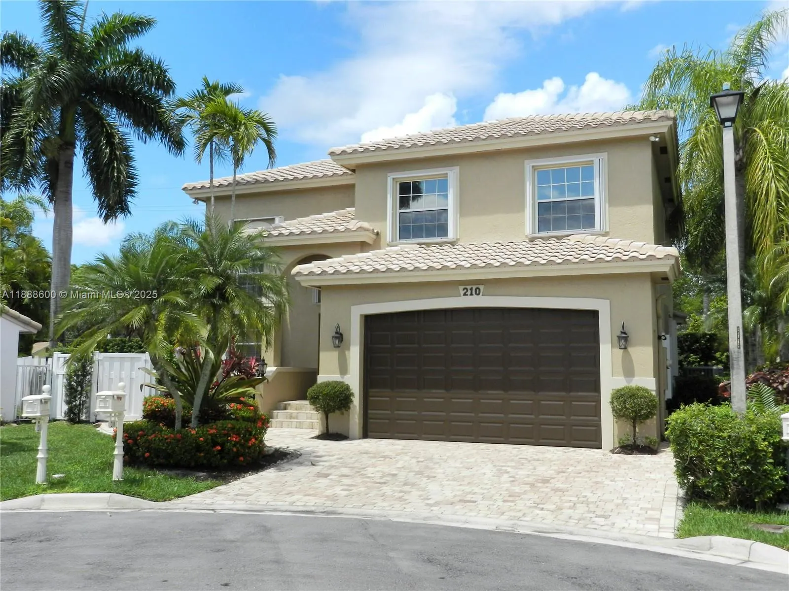 210 La Costa Ct