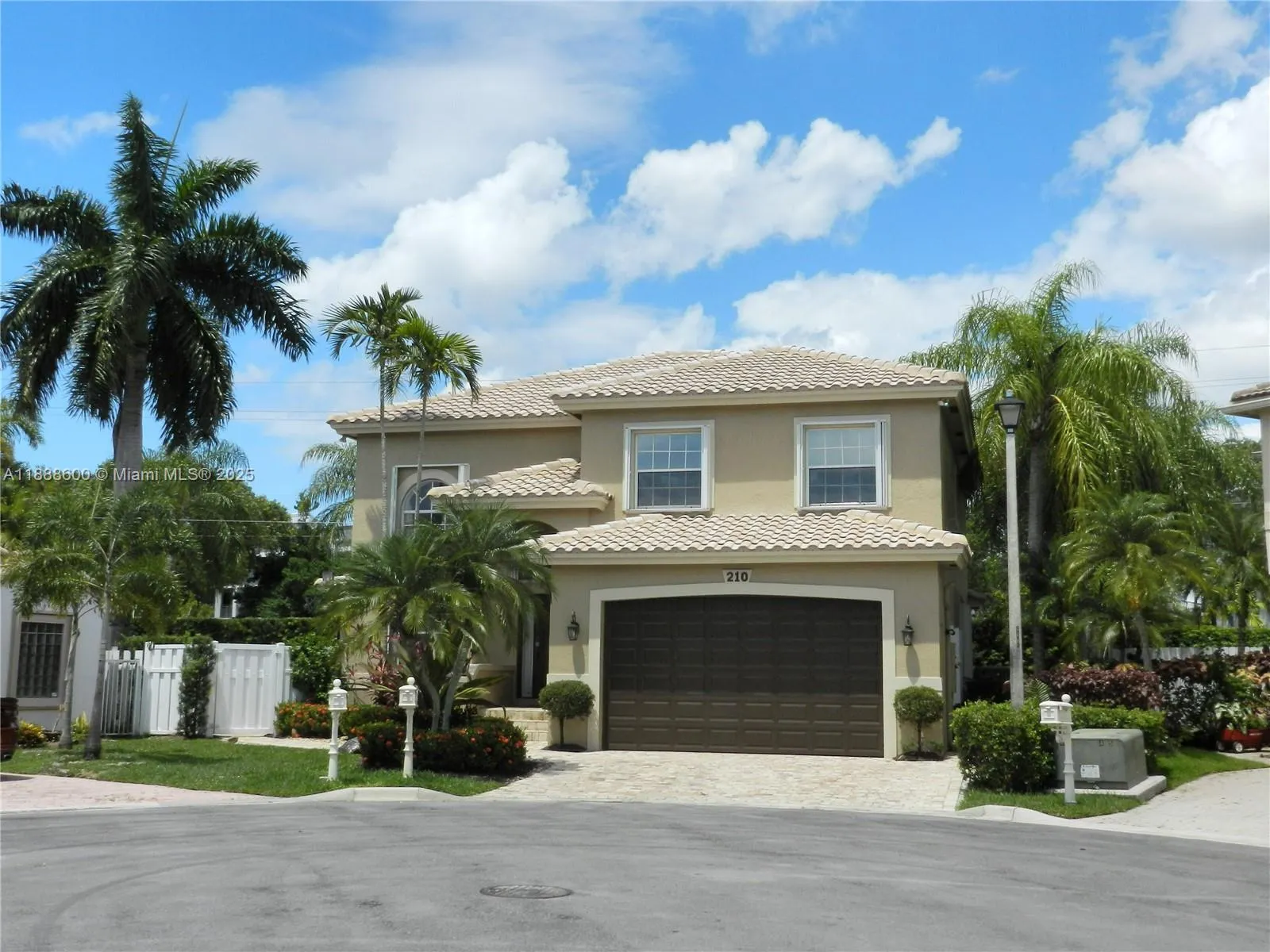 210 La Costa Ct