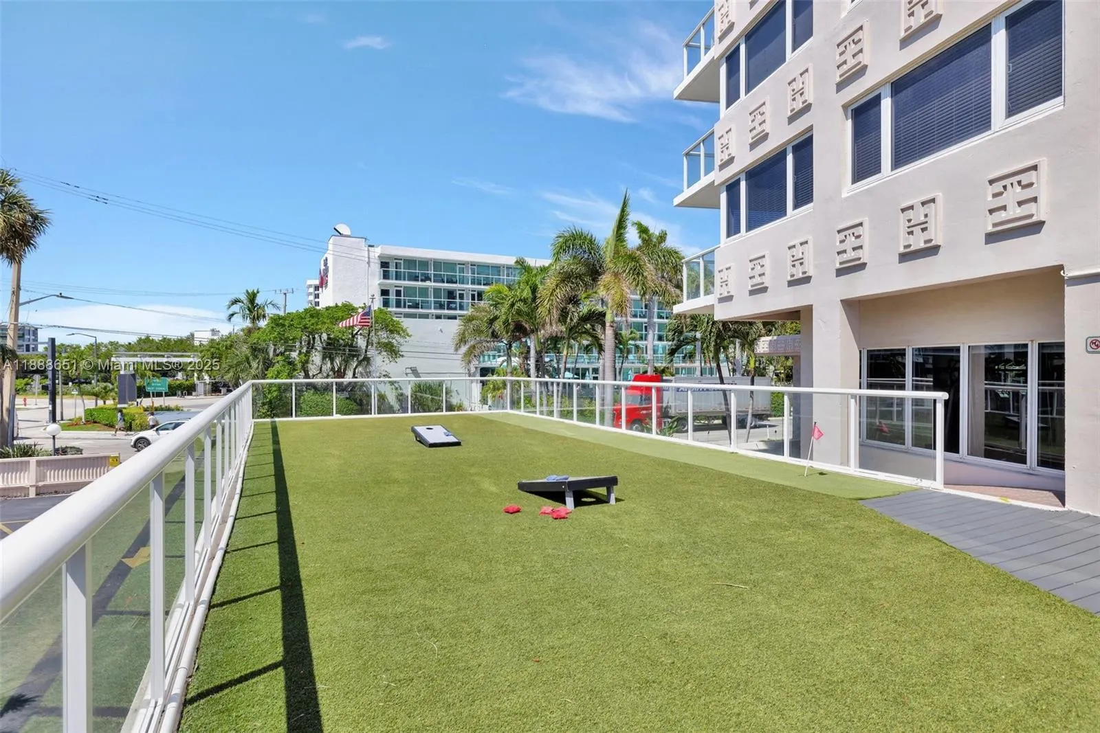 3000 Holiday Dr, #306