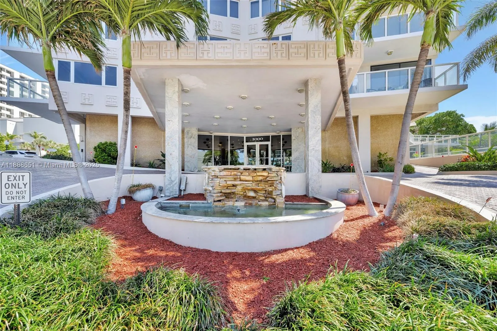 3000 Holiday Dr, #306