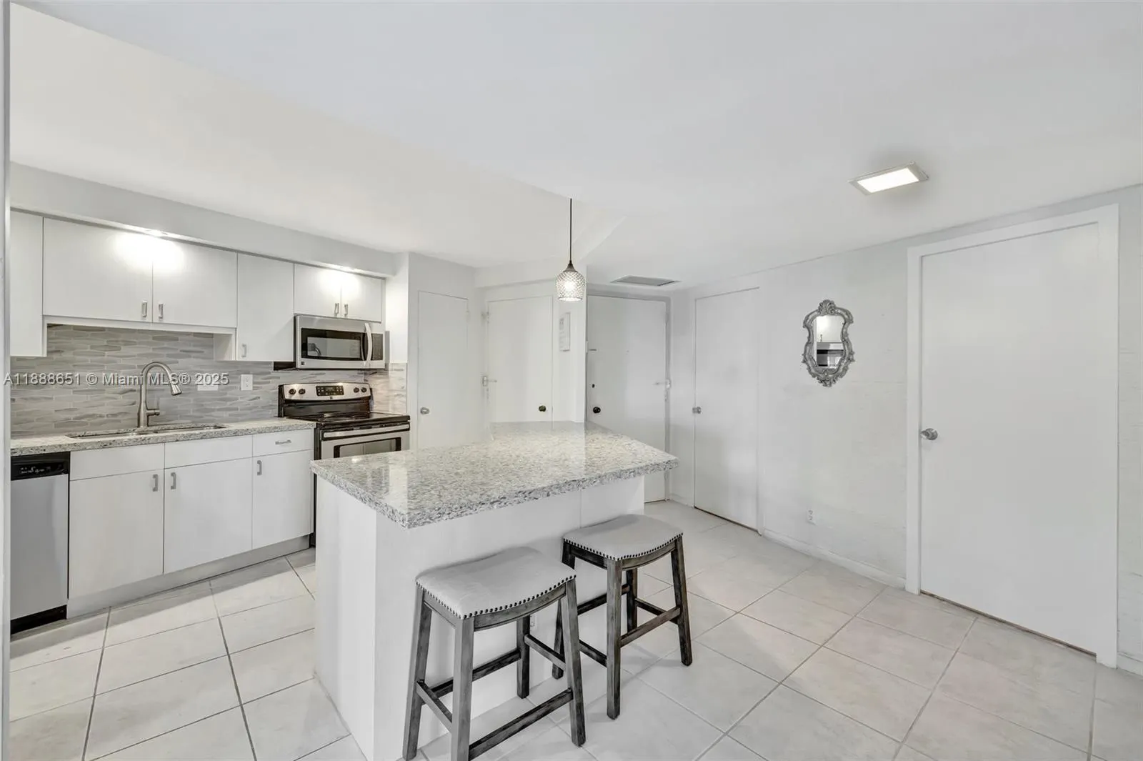 3000 Holiday Dr, #306