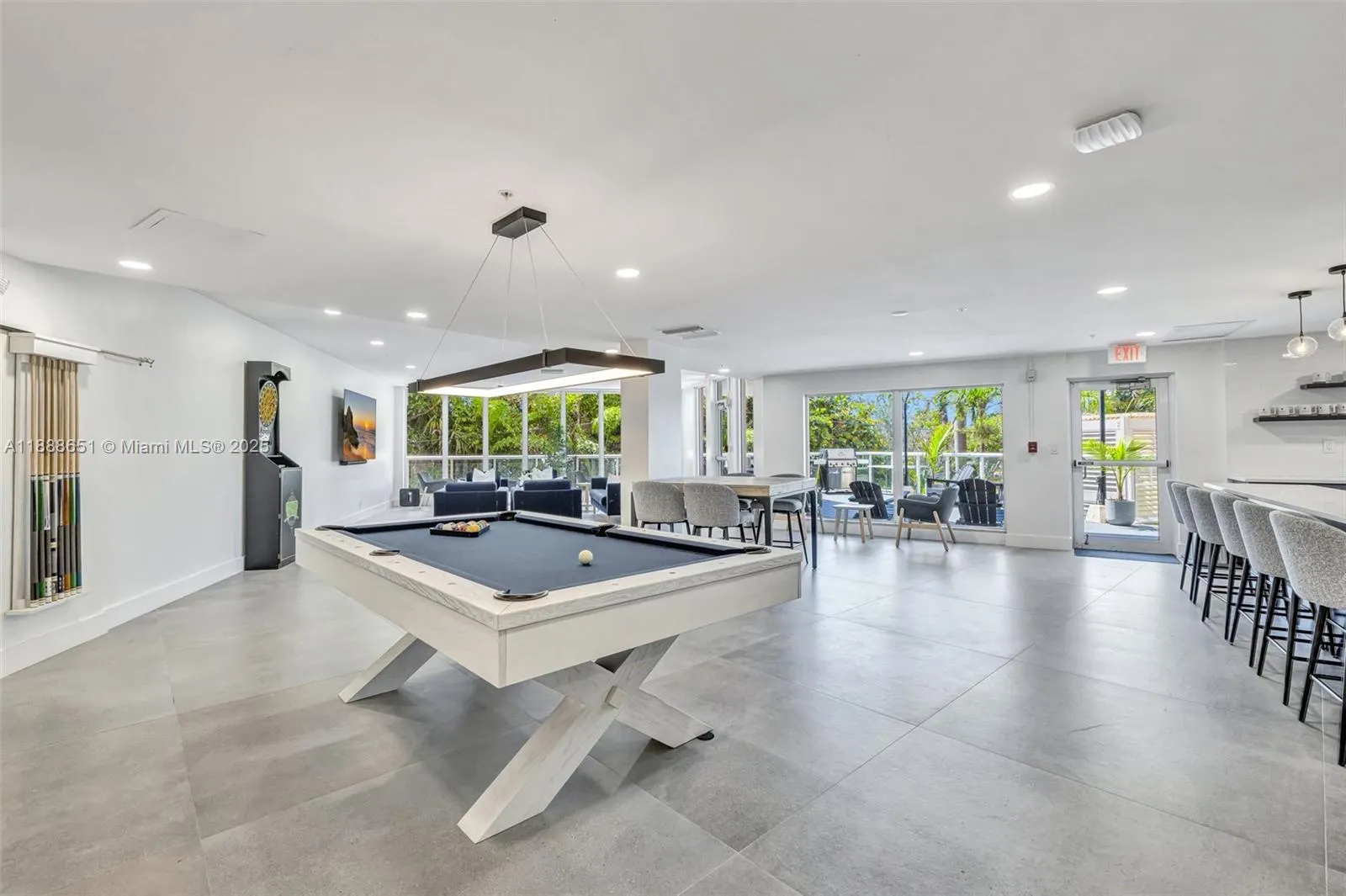3000 Holiday Dr, #306