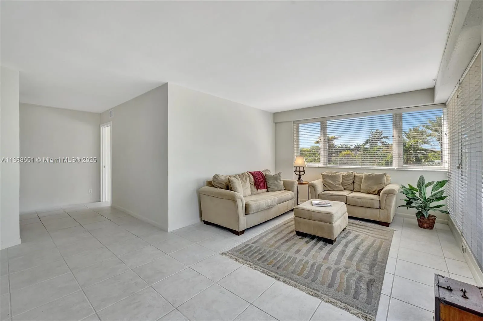 3000 Holiday Dr, #306