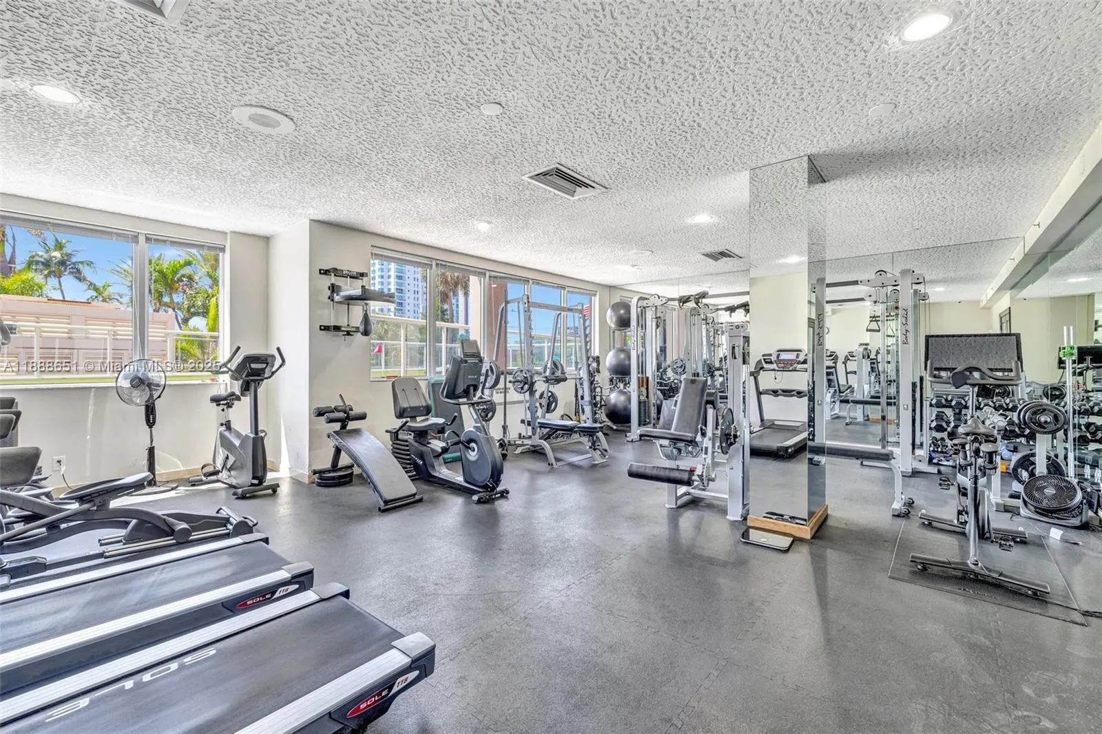 3000 Holiday Dr, #306