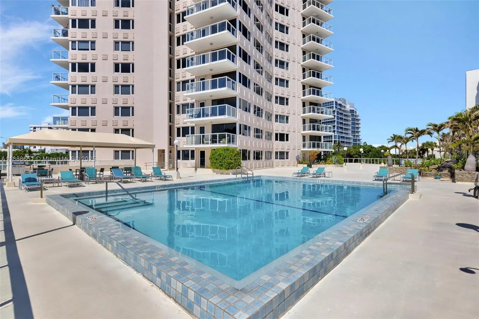 3000 Holiday Dr, #306