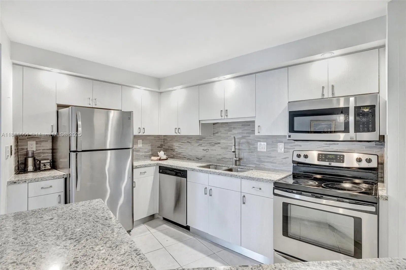 3000 Holiday Dr, #306