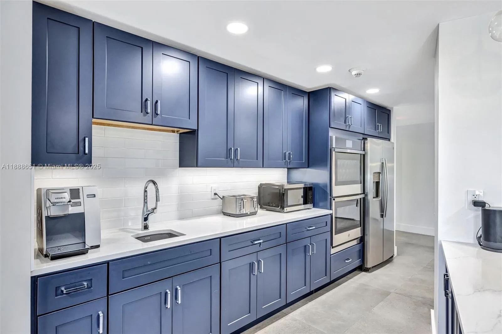 3000 Holiday Dr, #306