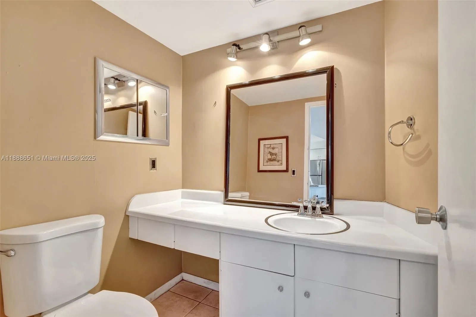 3000 Holiday Dr, #306