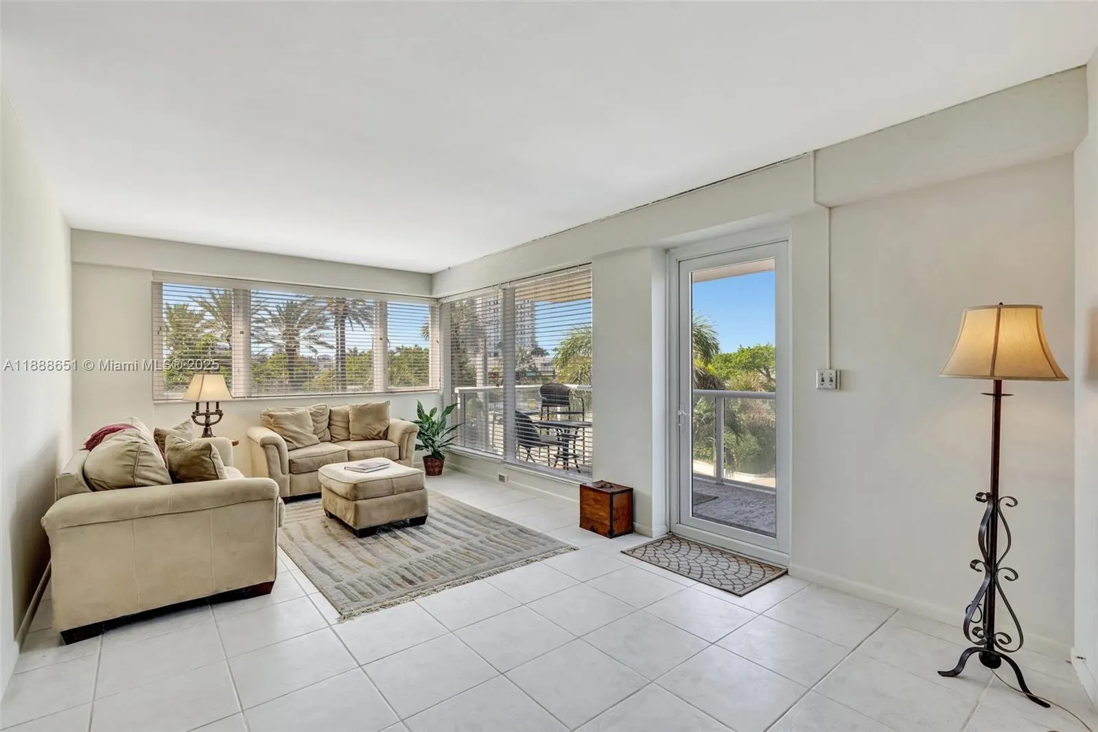3000 Holiday Dr, #306