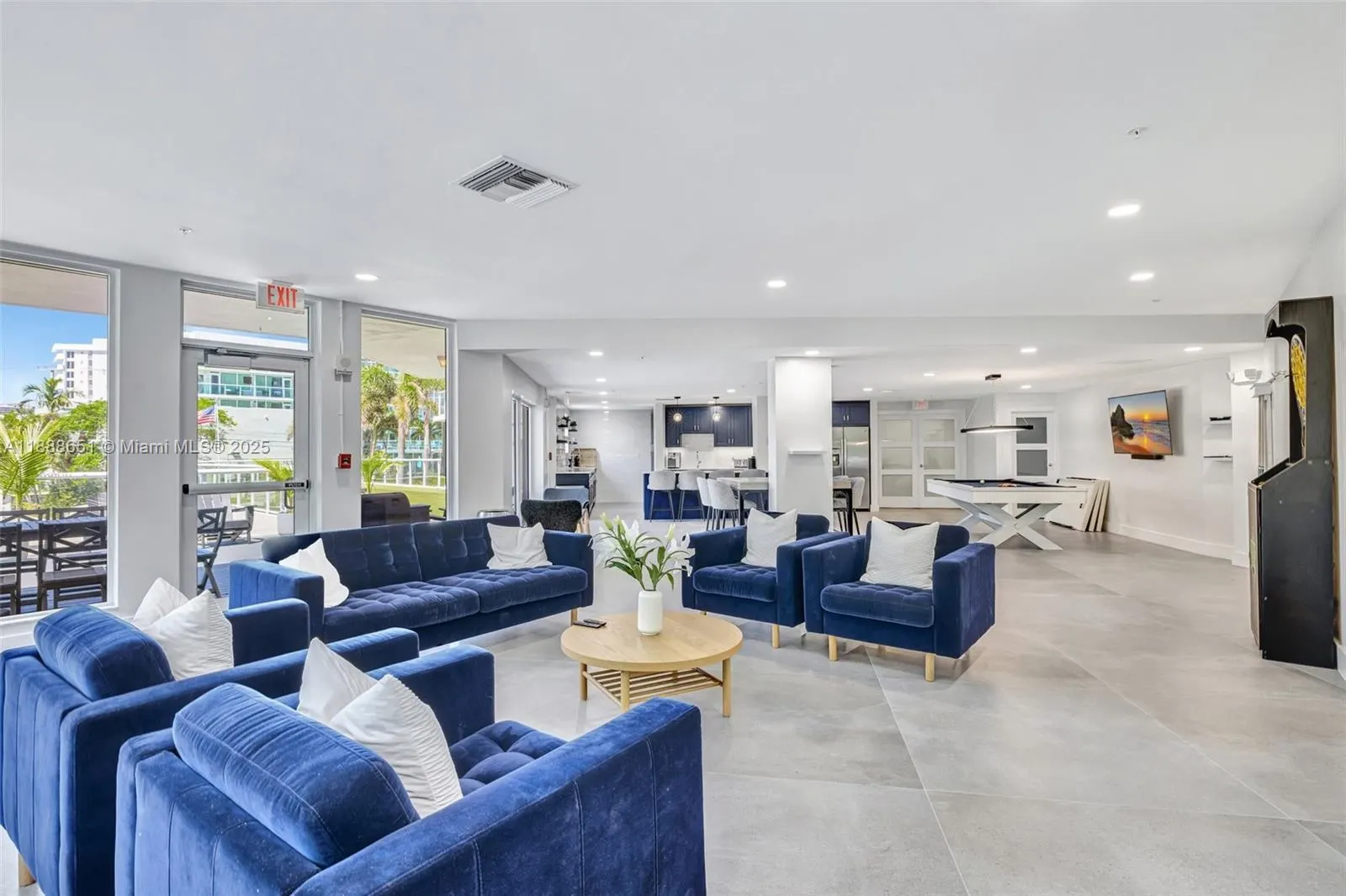 3000 Holiday Dr, #306