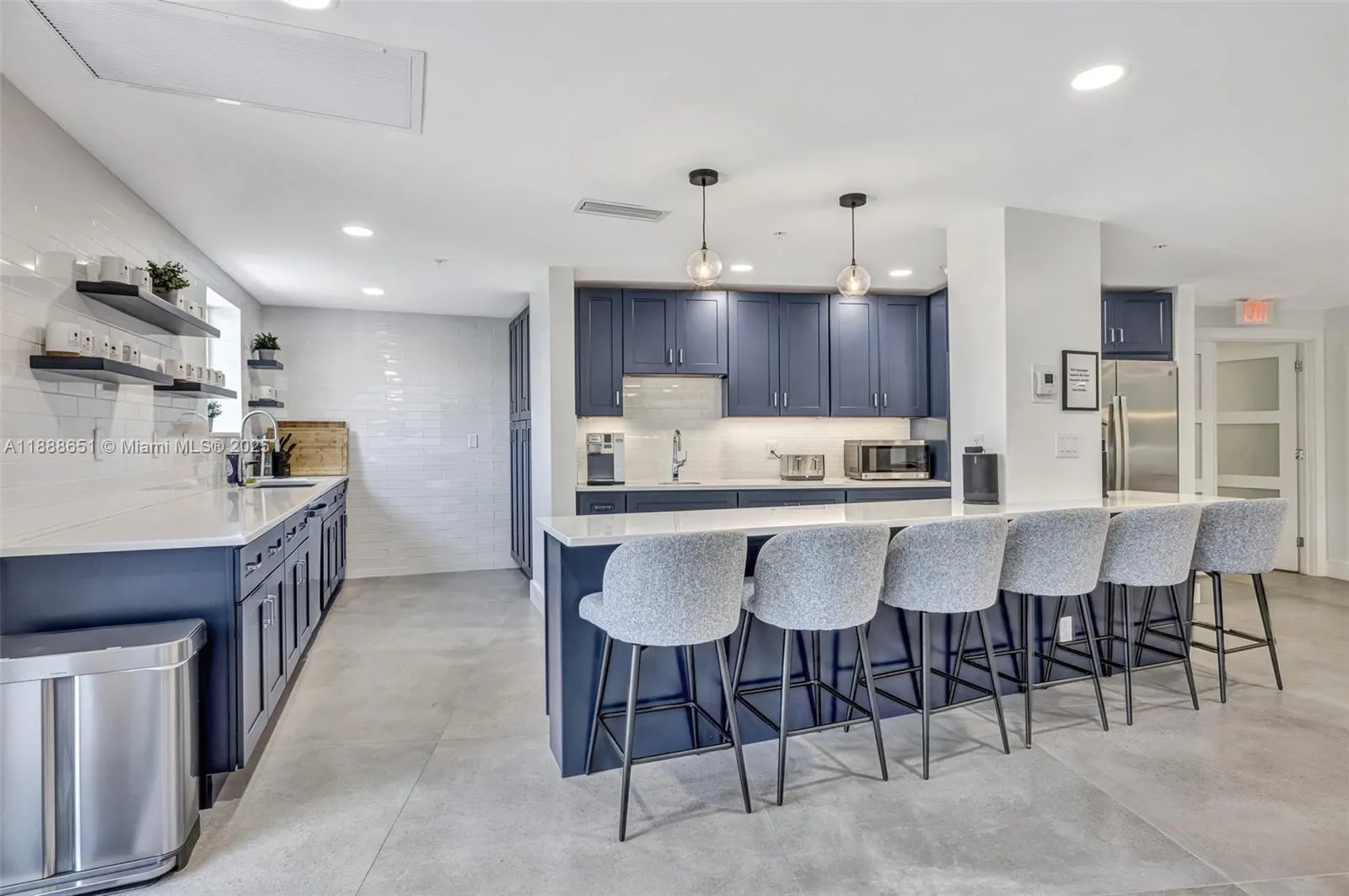 3000 Holiday Dr, #306