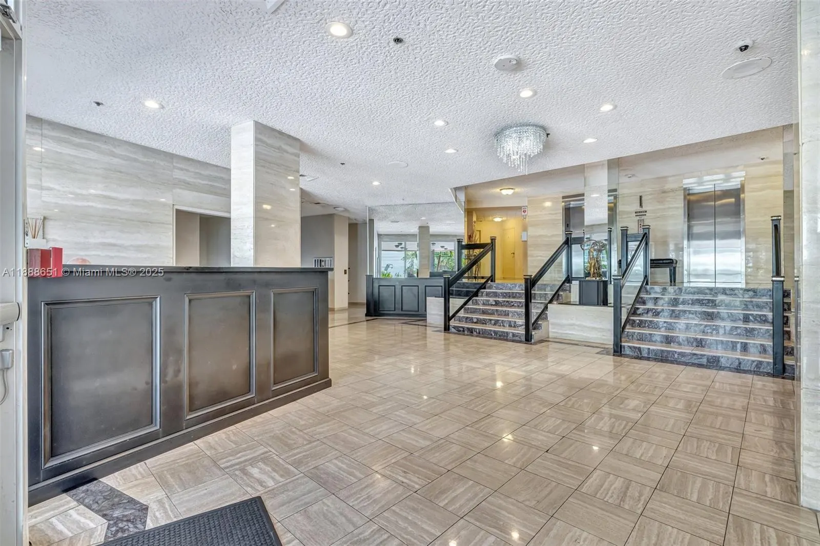 3000 Holiday Dr, #306