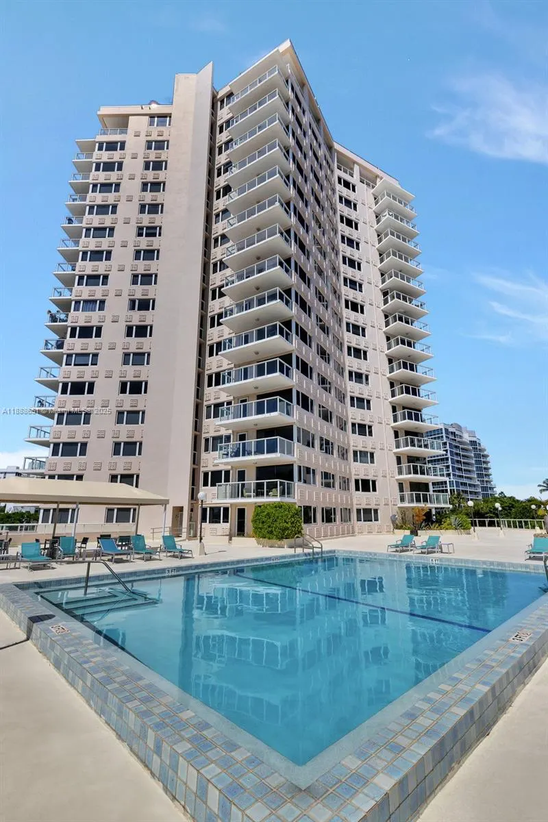 3000 Holiday Dr, #306