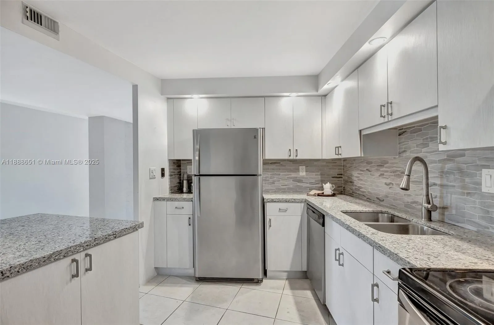 3000 Holiday Dr, #306