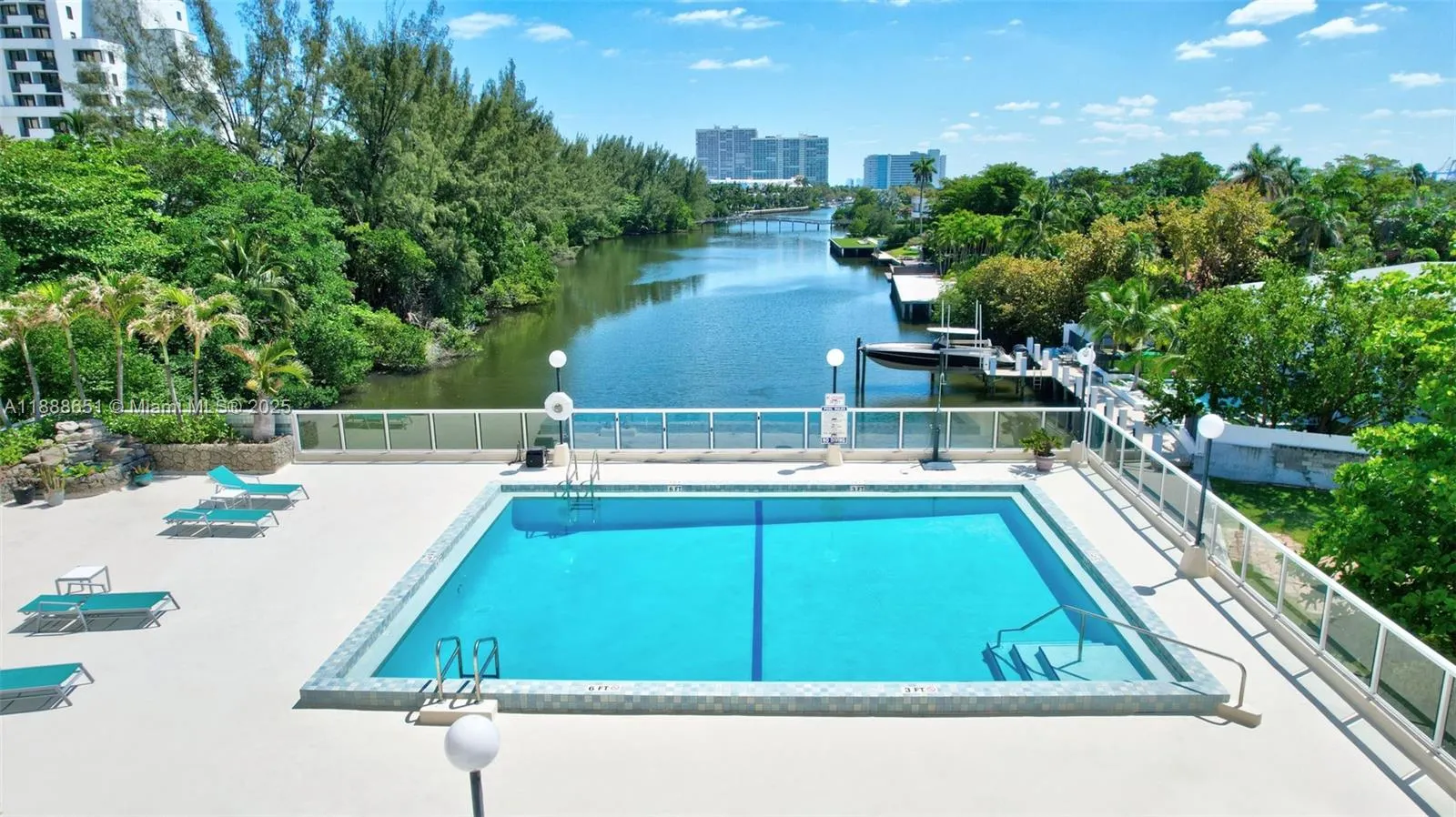 3000 Holiday Dr, #306