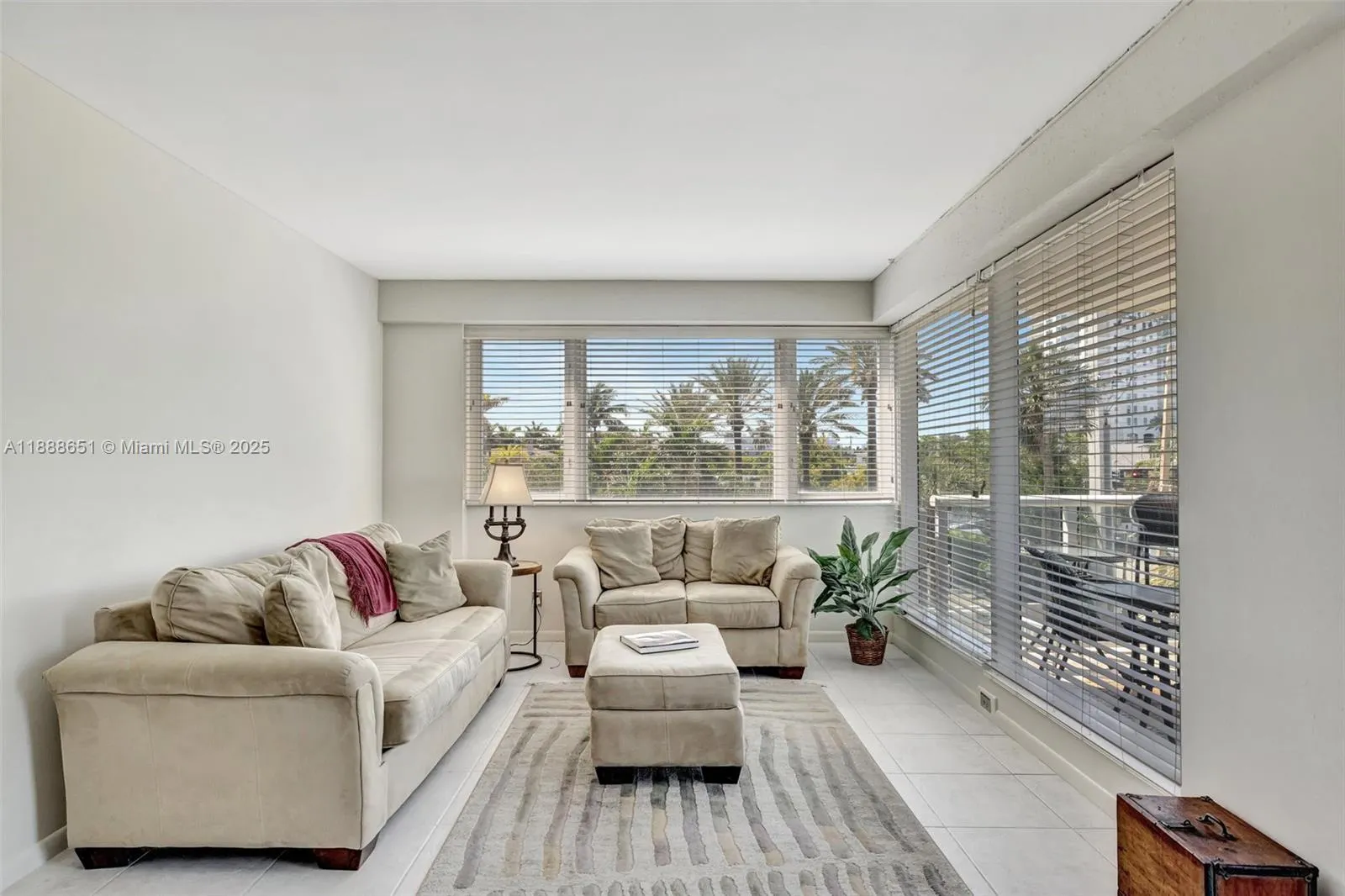 3000 Holiday Dr, #306