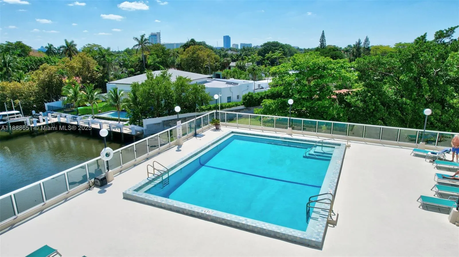 3000 Holiday Dr, #306