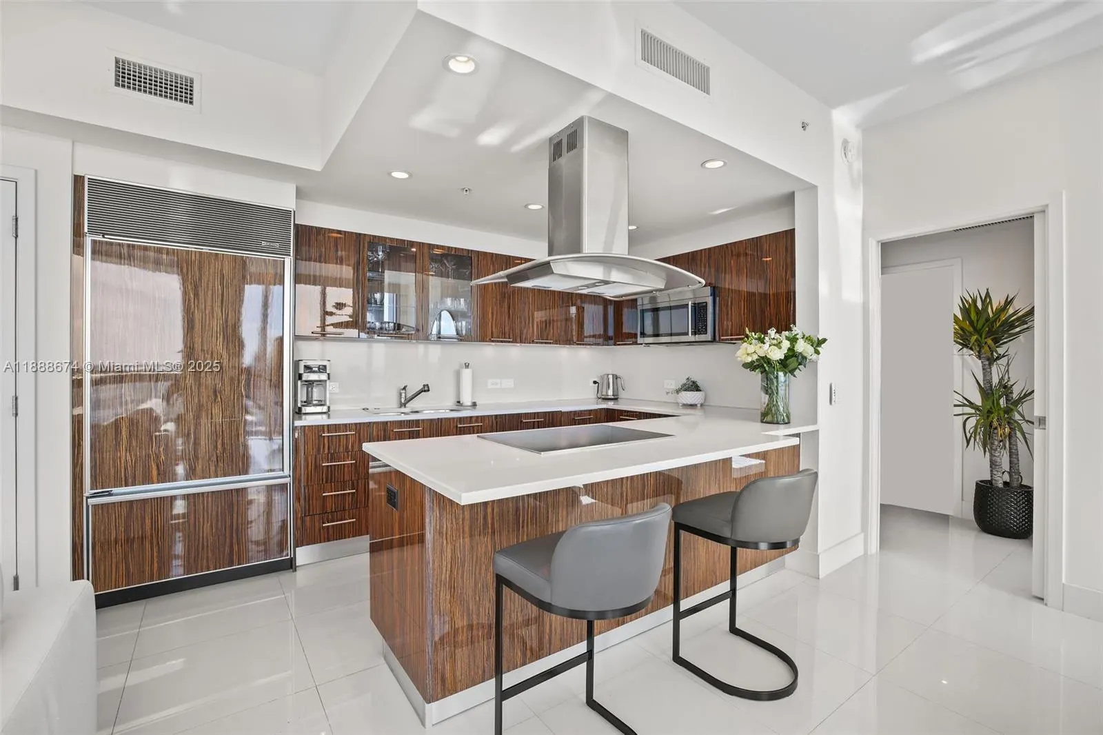 6899 Collins Ave, #1610