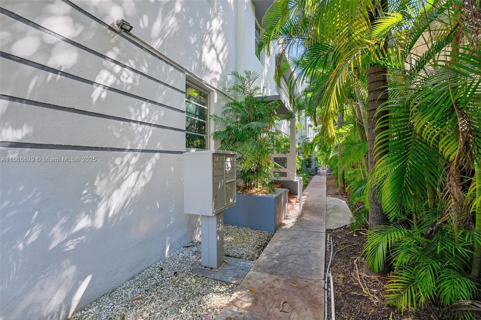 1553 Meridian Ave, #103