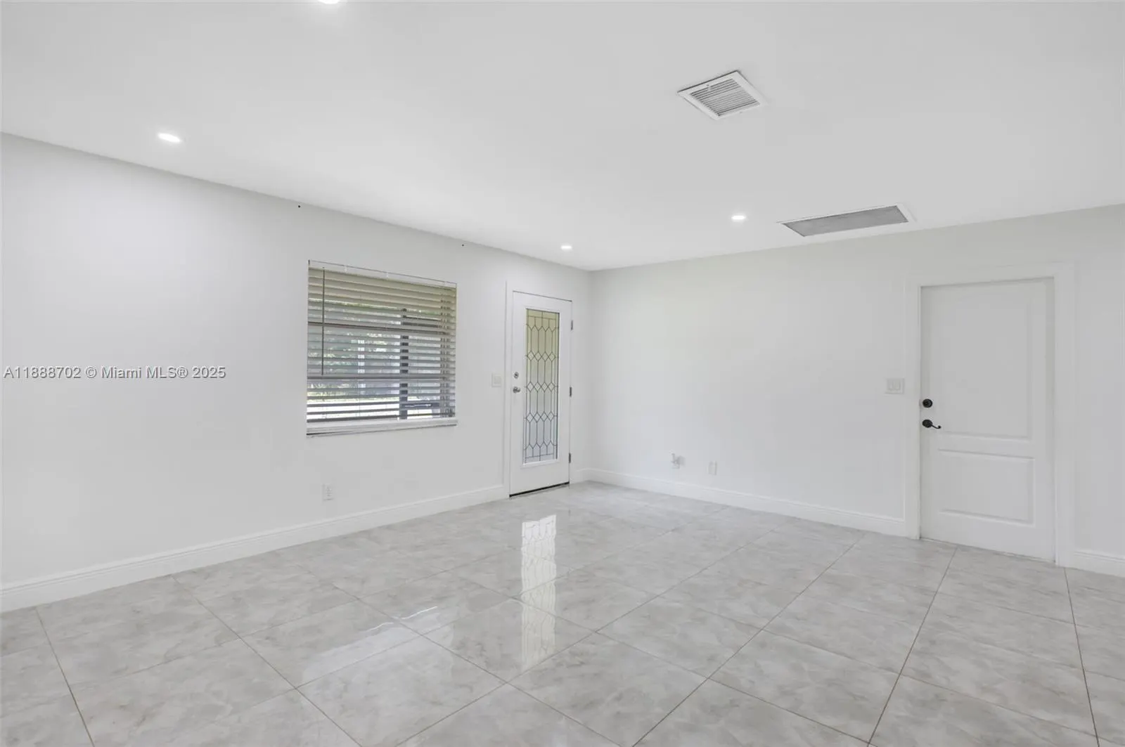 305 E 6 st