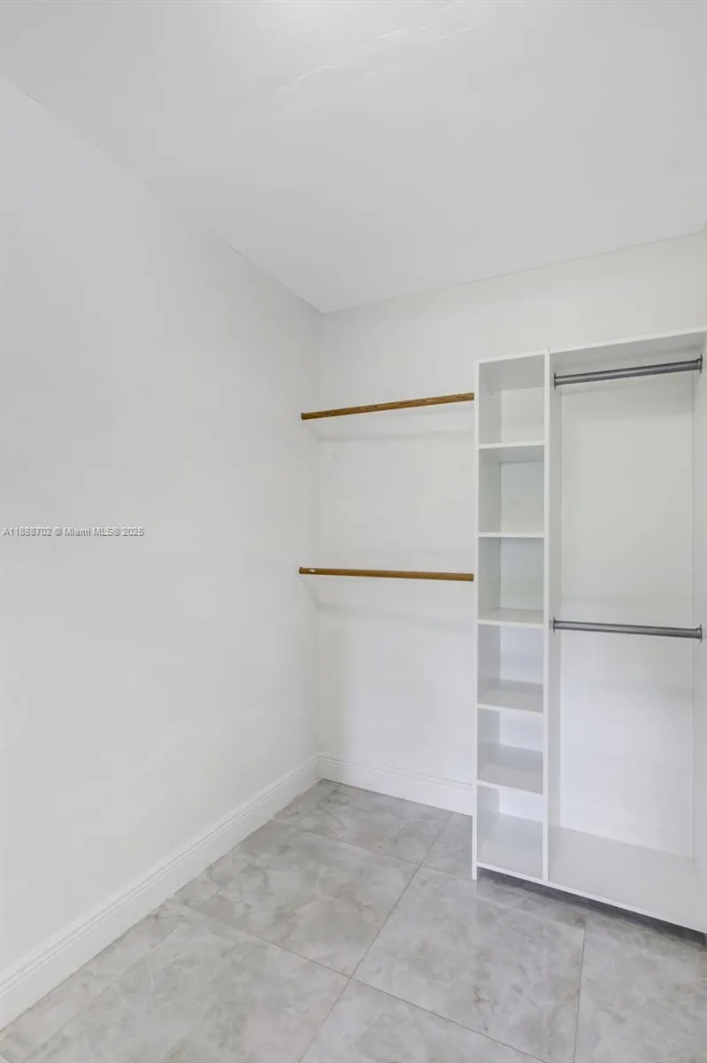 305 E 6 st
