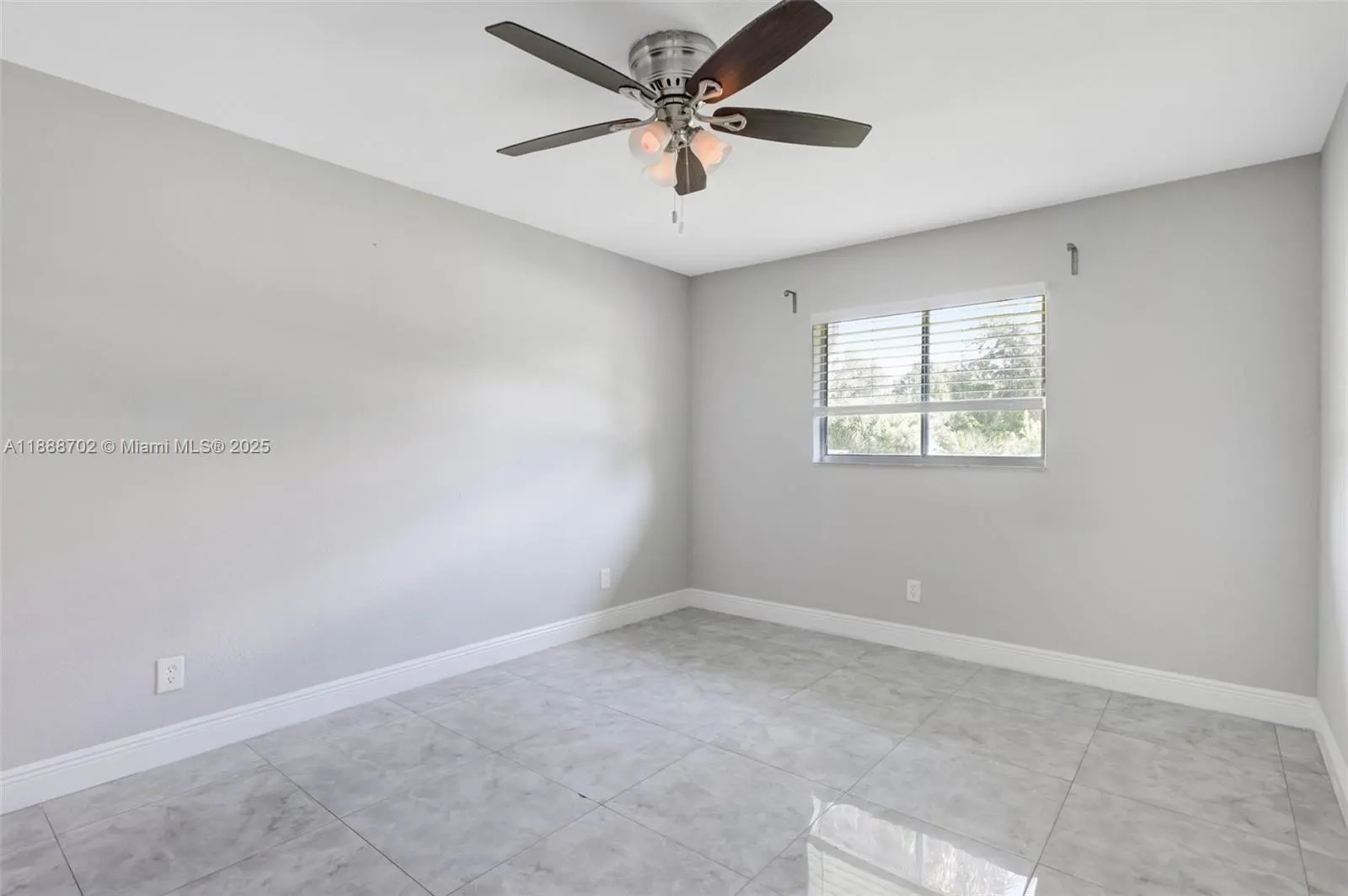 305 E 6 st