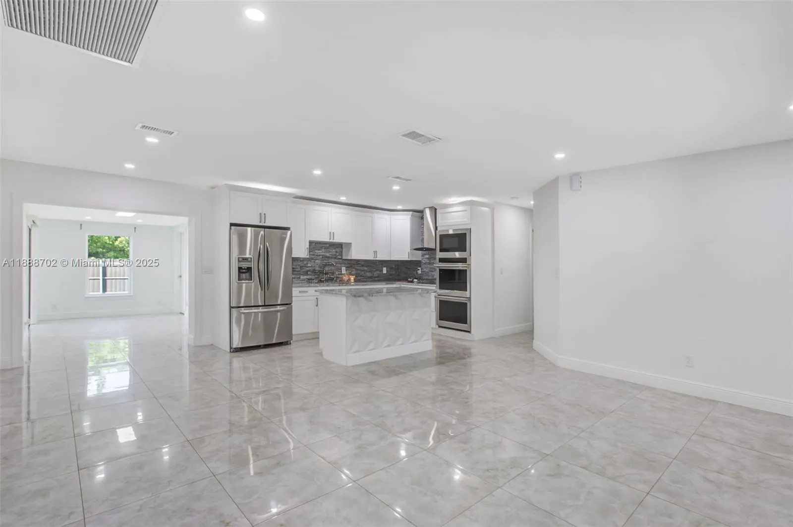 305 E 6 st