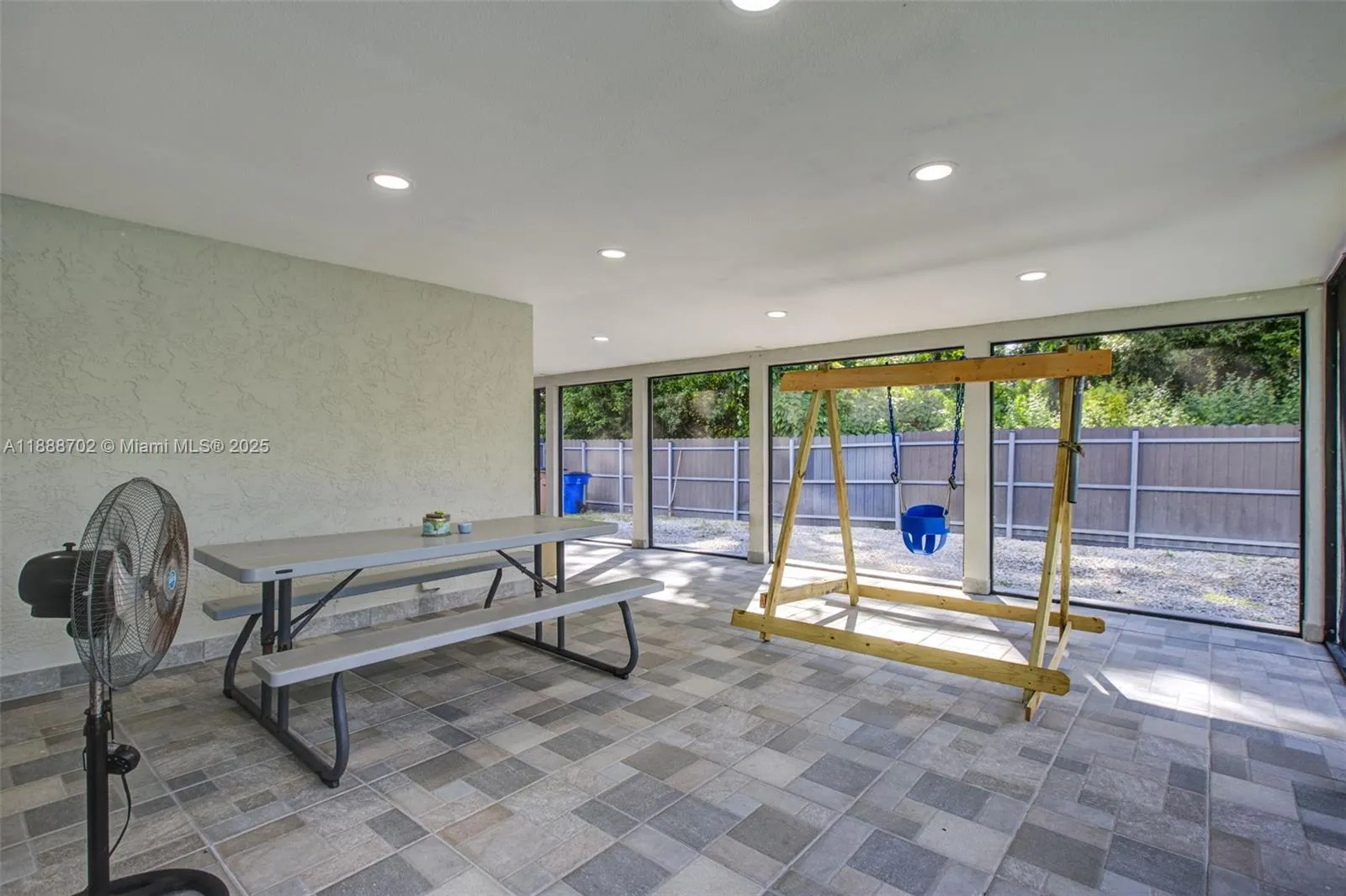 305 E 6 st