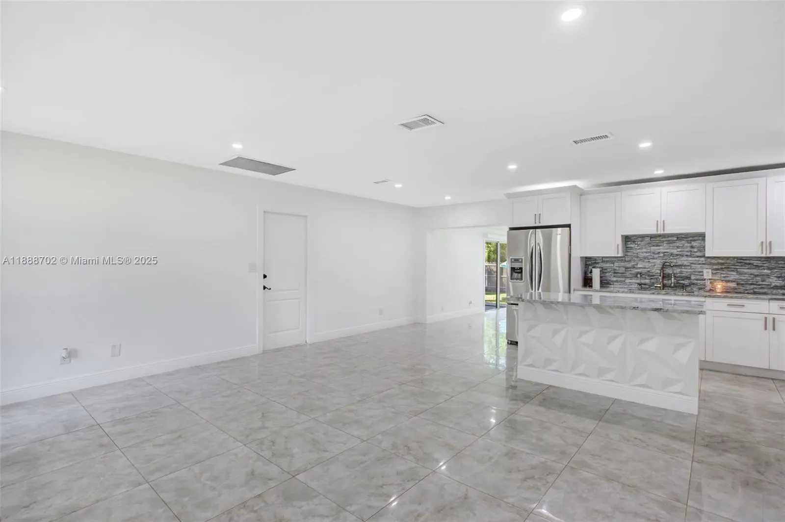 305 E 6 st