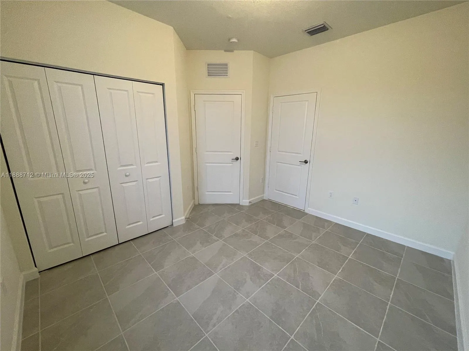 3322 W 114th Ter