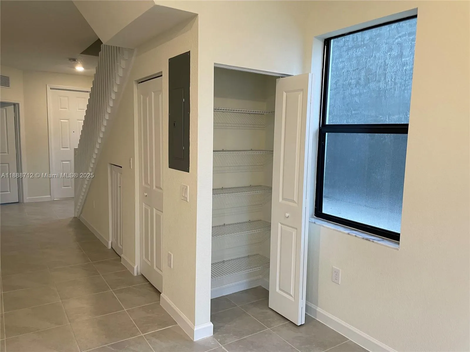 3322 W 114th Ter
