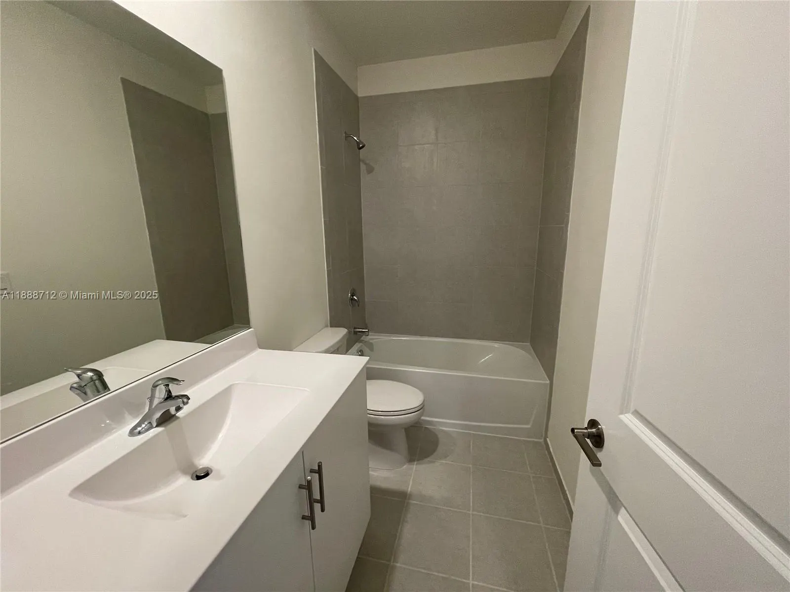 3322 W 114th Ter