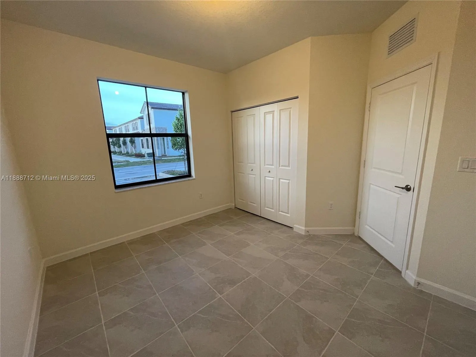 3322 W 114th Ter